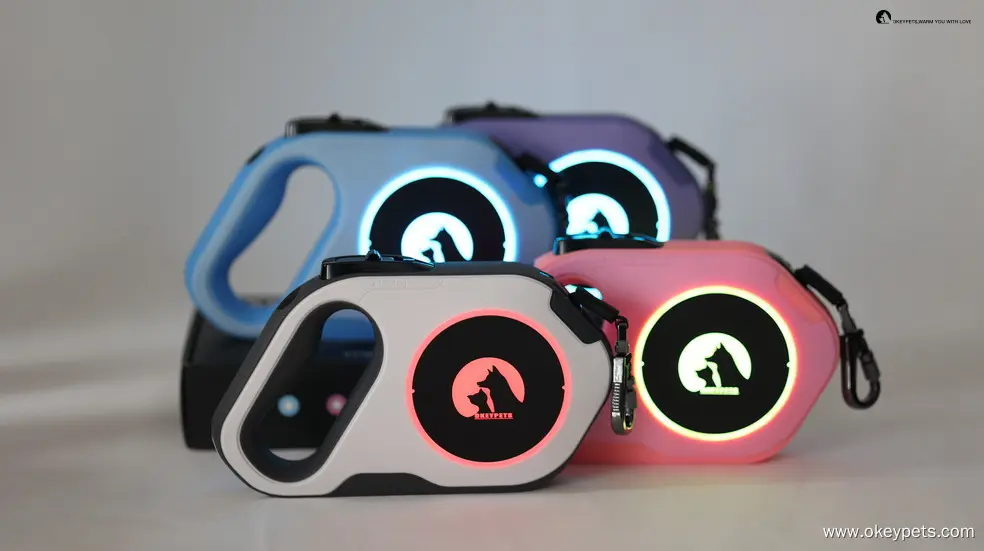 Guinzaglio retrattile per cani con LED rosa - Visibilità e sicurezza 1