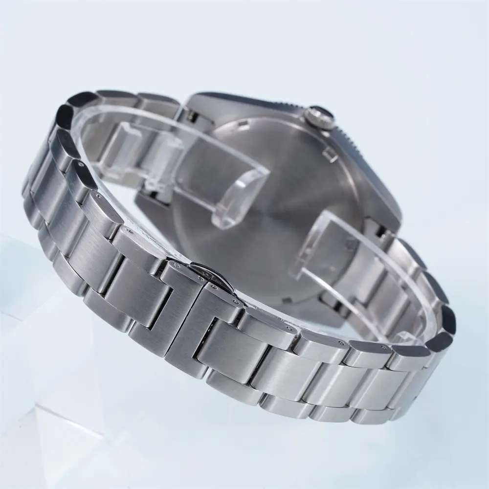 High-Precision Stainless Steel Quartz Watch 44mm Waterproof Date Display 4