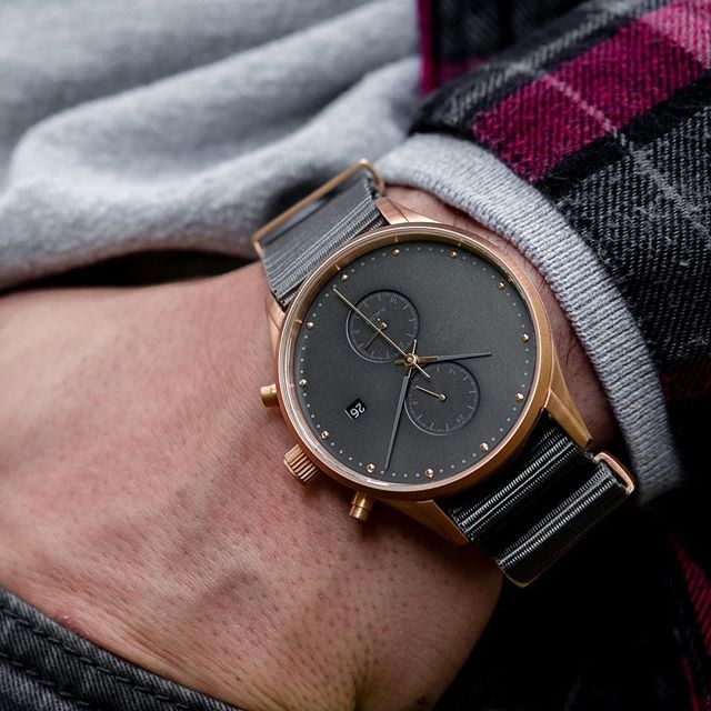 Vdear Maßgeschneiderte Chronographen-Uhren im Großhandel – Luxus-Quarzuhren im minimalistischen Stil mit Kalenderfunktion 11