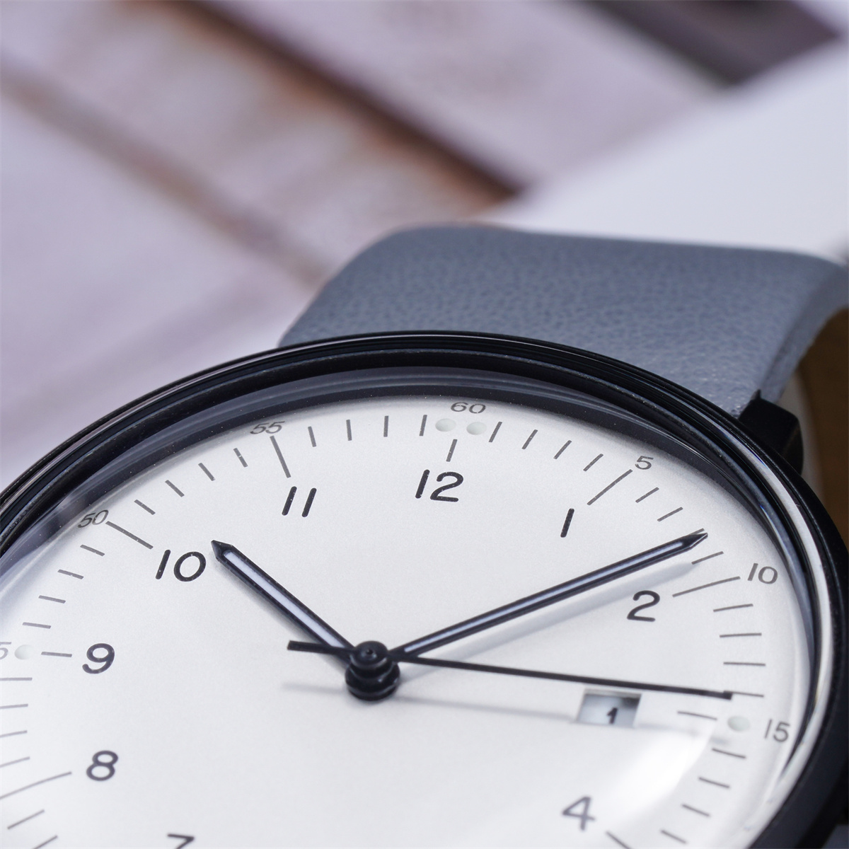 Vdear Business Sanded Dial Luminous Hands Day Quartz Wristwatch Leather Band 38mm Round Case Arabic Numbers Unisex Watch 11