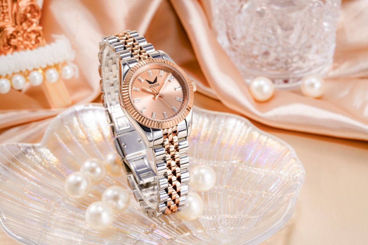 Vdear 28mm Round Case Sunray Dial With Crystal Scale Luminous Hands Small Ladies Quartz Watch 16