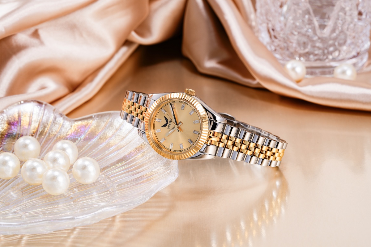 Vdear 28mm Round Case Sunray Dial With Crystal Scale Luminous Hands Small Ladies Quartz Watch 15