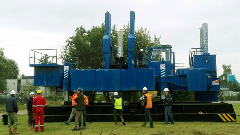 The first unit of hydraulic static pile driver to West Europe 1