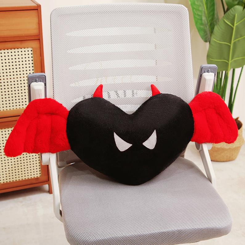 Coussin décoratif en velours avec cœur rouge et ailes, personnalisé et mignon. 11