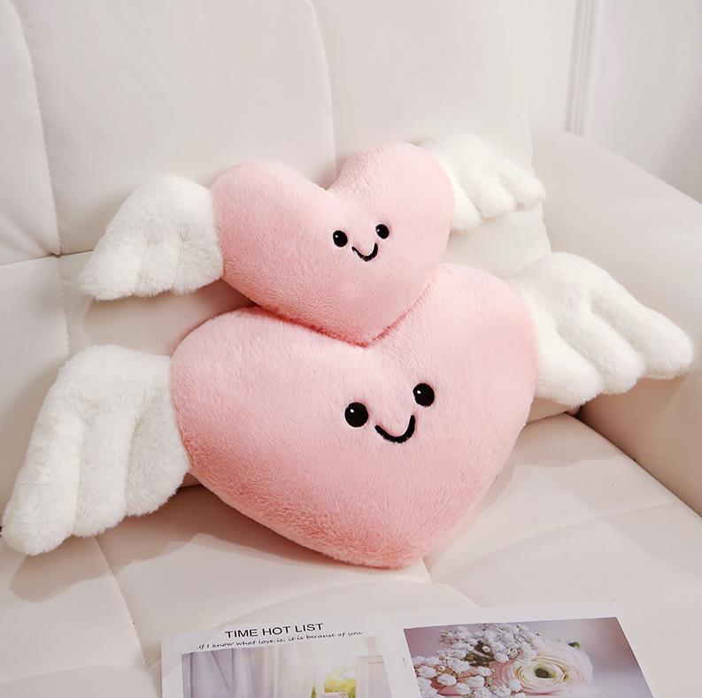 Coussin décoratif en velours avec cœur rouge et ailes, personnalisé et mignon. 9