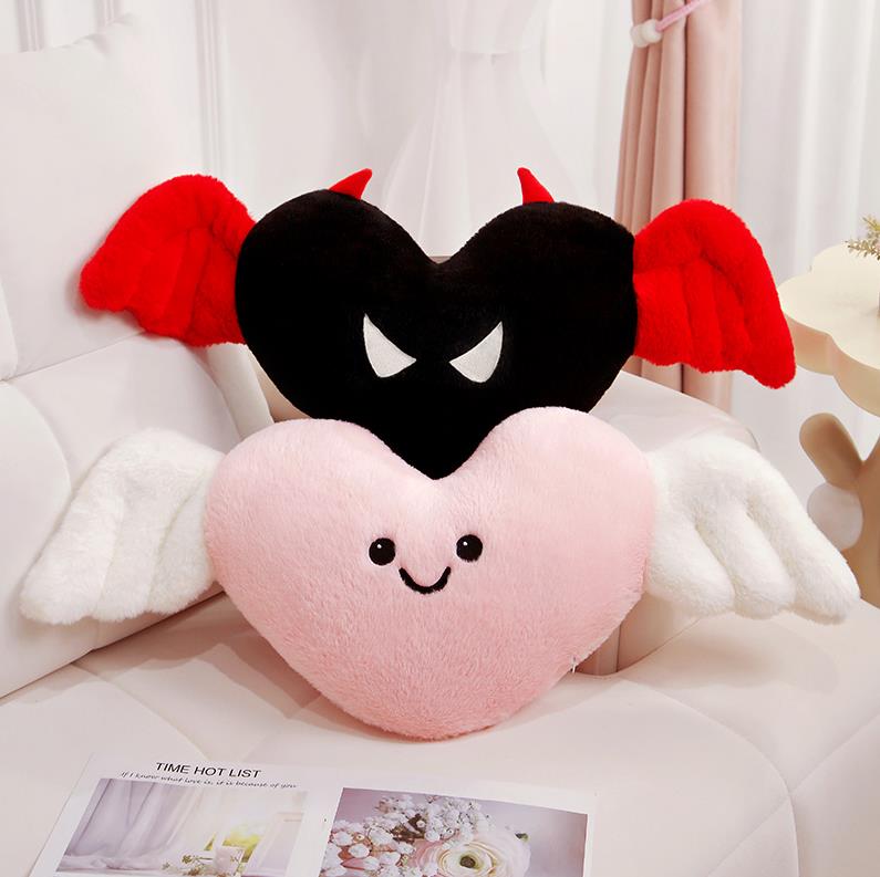 Coussin décoratif en velours avec cœur rouge et ailes, personnalisé et mignon. 8