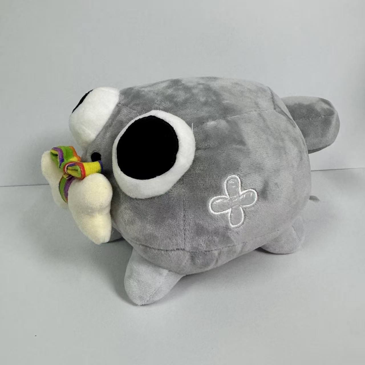 Плюшевая игрушка Dandy's World, серый цвет, 25 см - милая большая игрушка с глазами и бантиком. 21