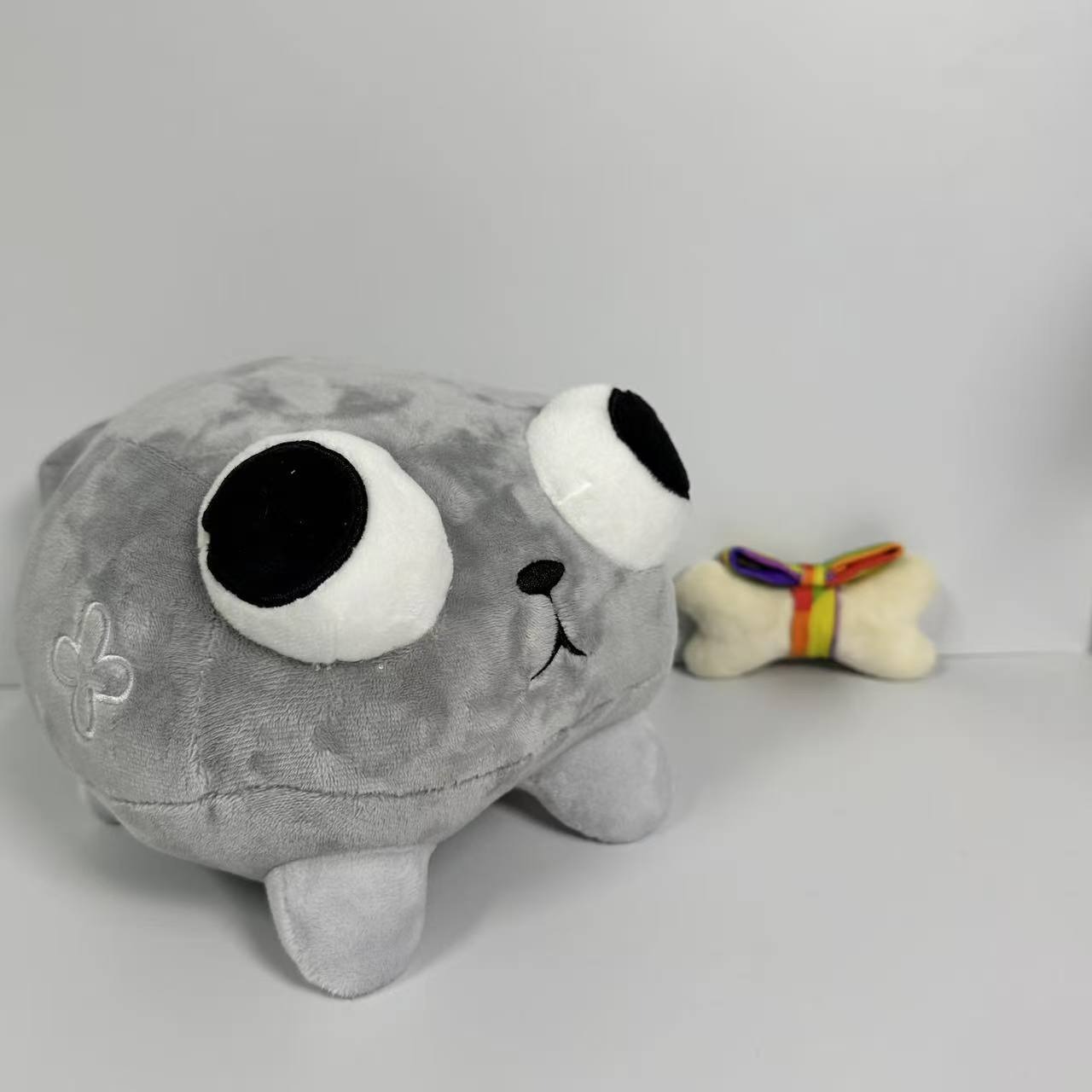 Плюшевая игрушка Dandy's World, серый цвет, 25 см - милая большая игрушка с глазами и бантиком. 22