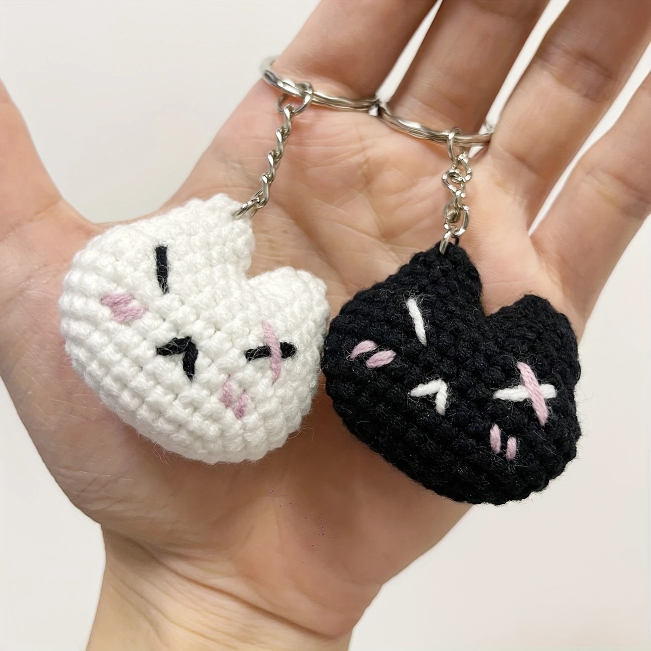 4cm Handmade Knitted Black & White Cat Couple Keychain Ornaments – Cute Mini Hanging Plush Charms Gift 16