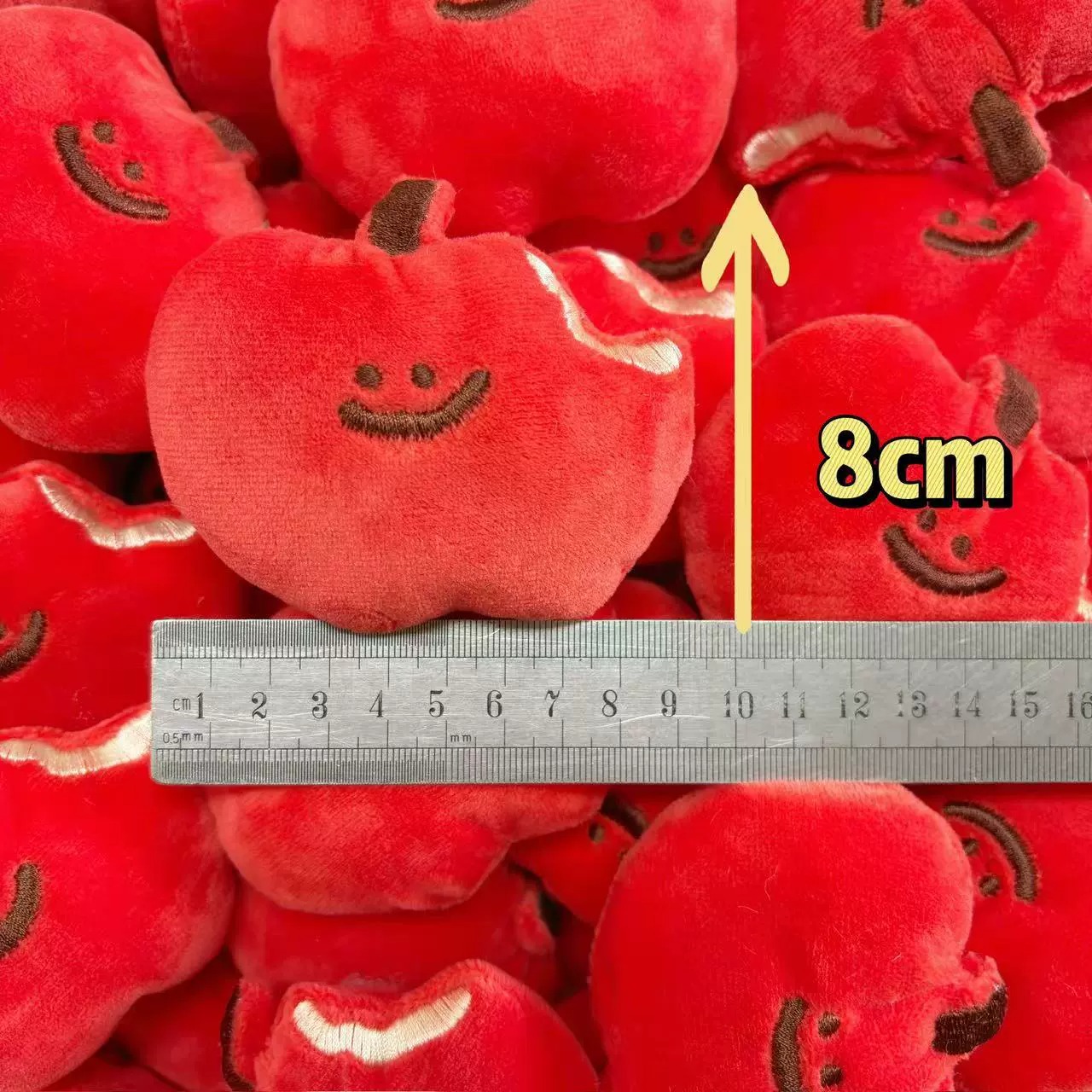 Peluche de manzana roja sonriente de 8 cm: suave y esponjoso, ideal para niños, coleccionistas y decoración del hogar. 9