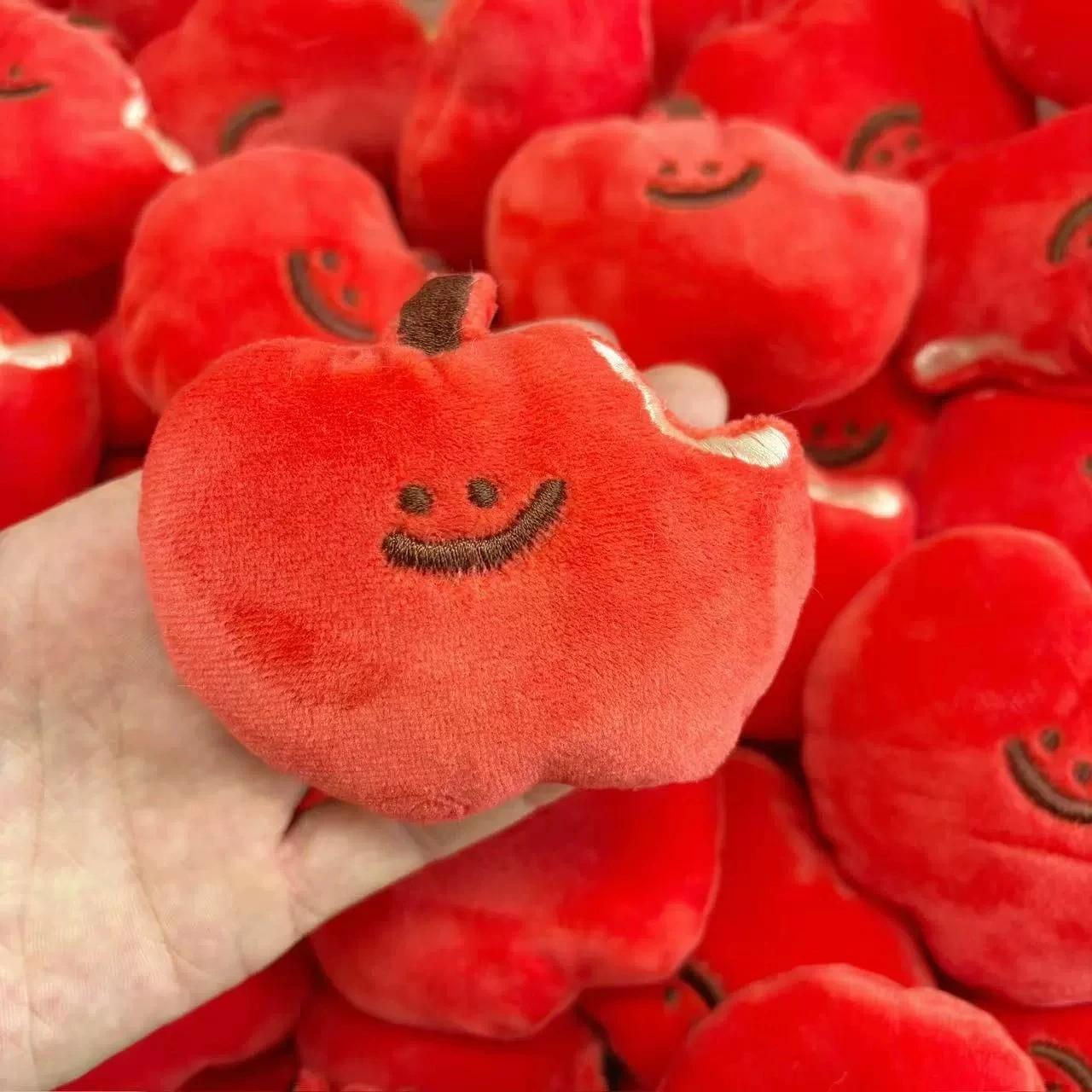 Peluche de manzana roja sonriente de 8 cm: suave y esponjoso, ideal para niños, coleccionistas y decoración del hogar. 1
