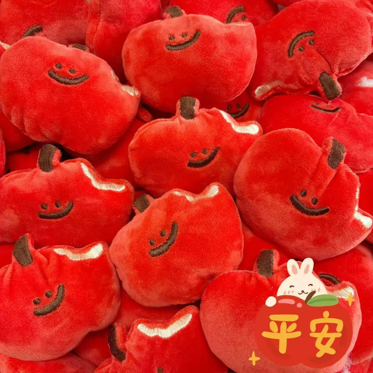 Peluche de manzana roja sonriente de 8 cm: suave y esponjoso, ideal para niños, coleccionistas y decoración del hogar. 10