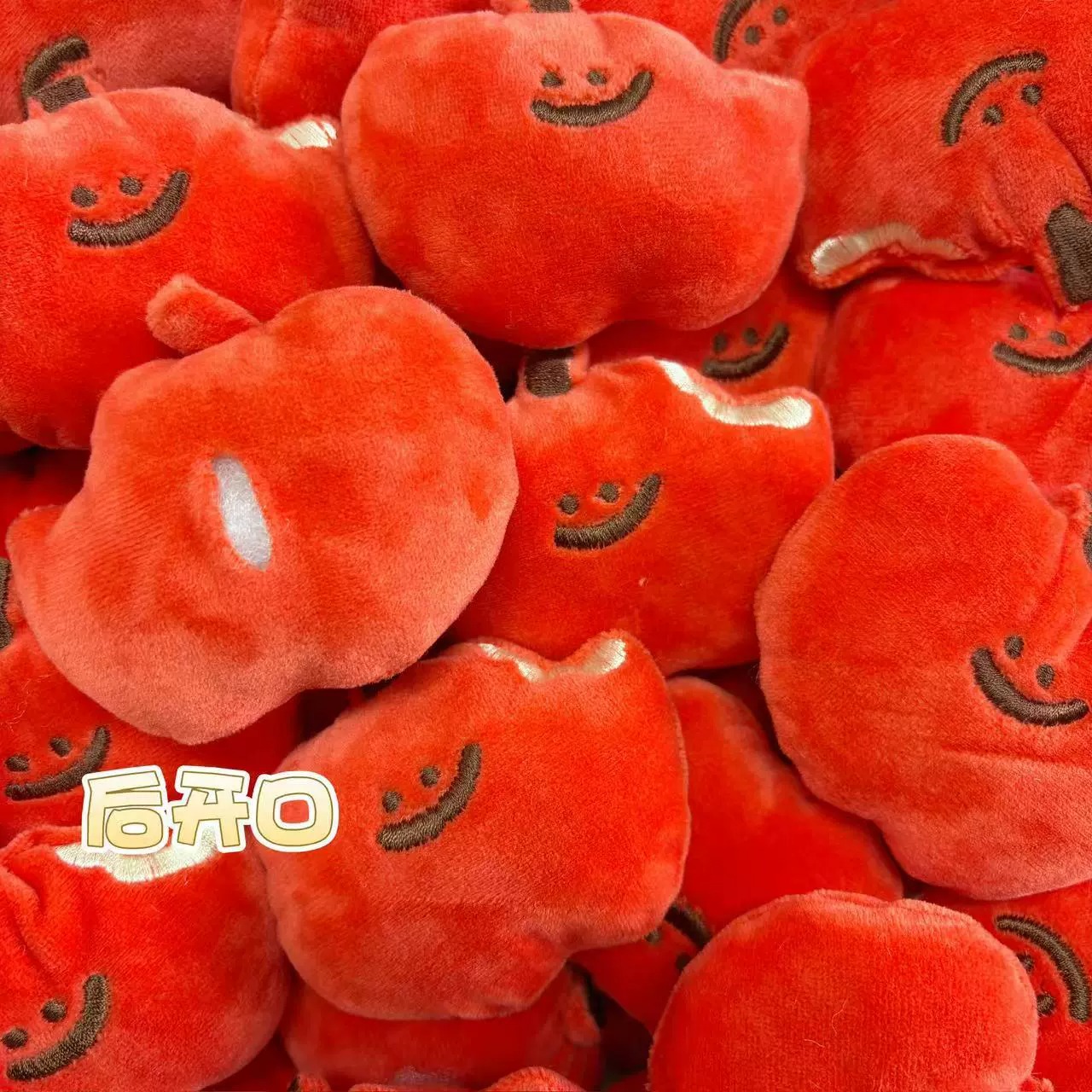 Peluche de manzana roja sonriente de 8 cm: suave y esponjoso, ideal para niños, coleccionistas y decoración del hogar. 11