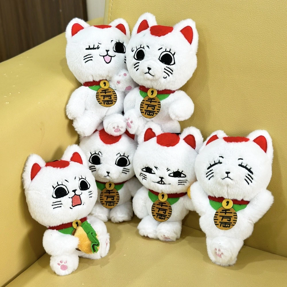 Llavero de peluche Turbo Granny Dandadan de 25 cm: adorable mascota con temática de gato de la suerte para bolsos y objetos de colección. 1