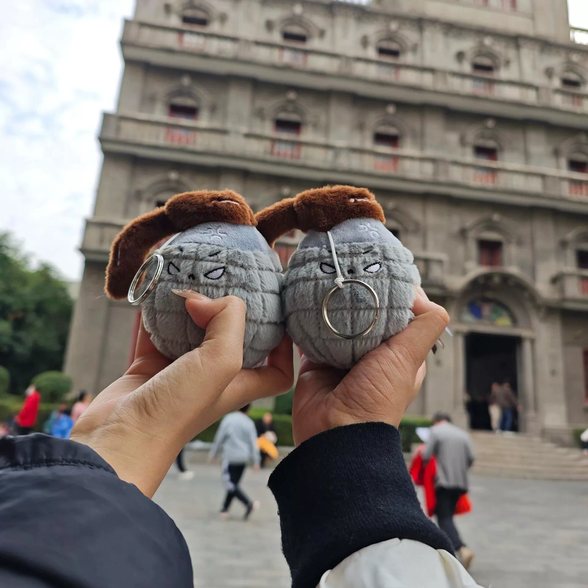 Peluche de granada enojada: granada de peluche suave de 13 cm con expresión peculiar, coleccionable único para entusiastas y novedosos. 10