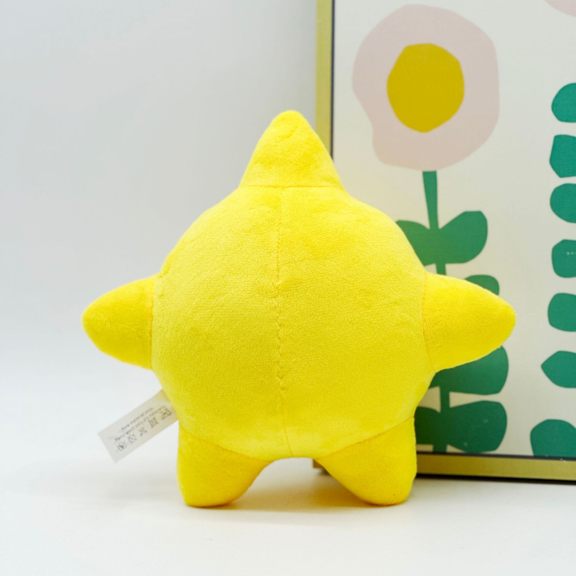 Adorable juguete de peluche en forma de estrella amarilla con una cara alegre, perfecto como un lindo compañero o artículo decorativo para niños. 13