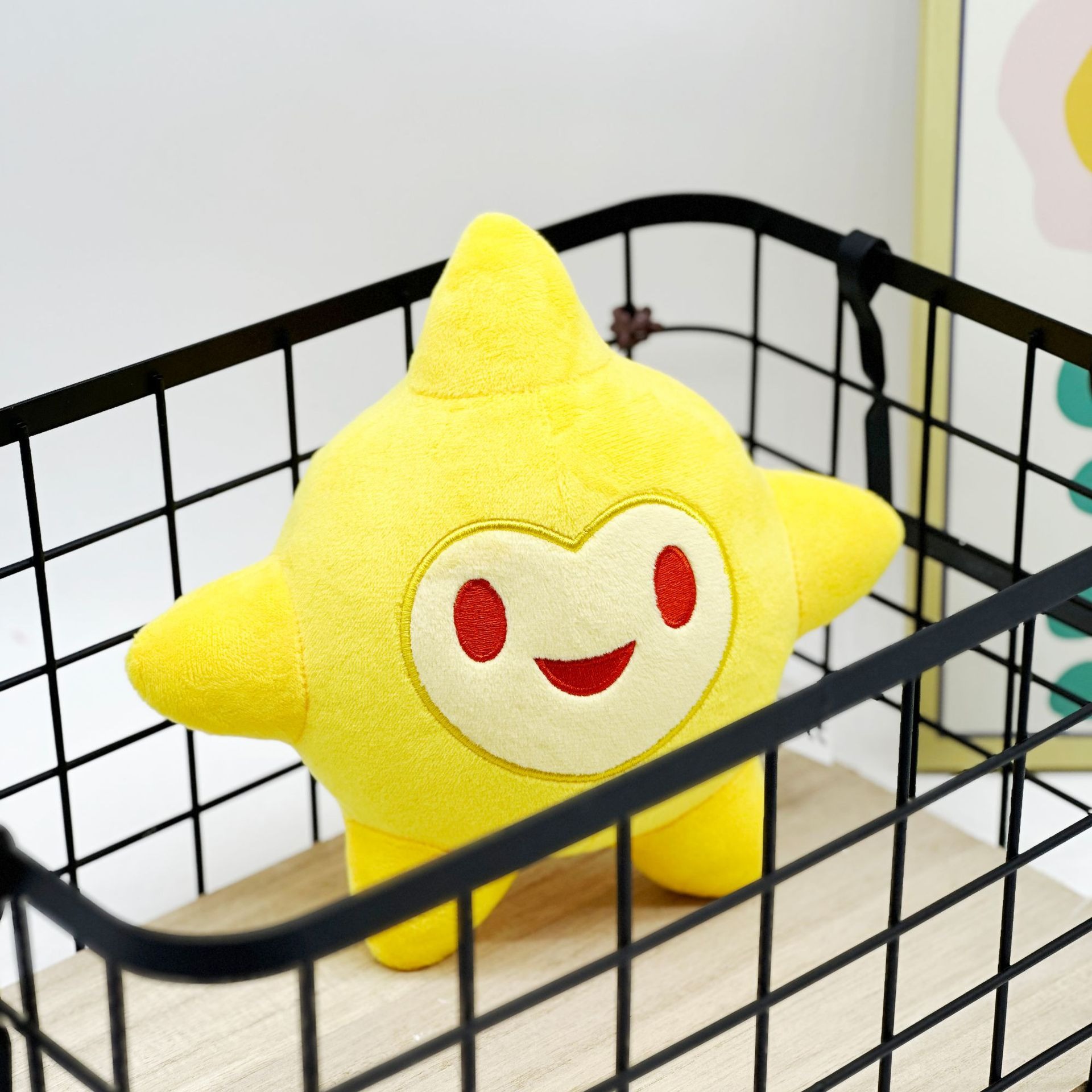 Adorable juguete de peluche en forma de estrella amarilla con una cara alegre, perfecto como un lindo compañero o artículo decorativo para niños. 14