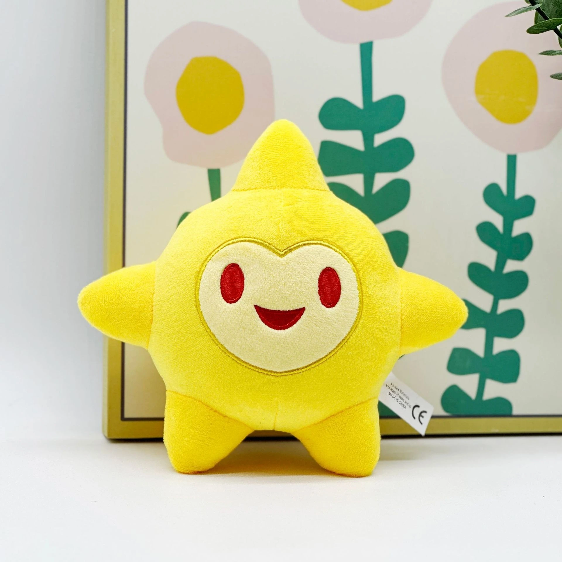 Adorable juguete de peluche en forma de estrella amarilla con una cara alegre, perfecto como un lindo compañero o artículo decorativo para niños. 1