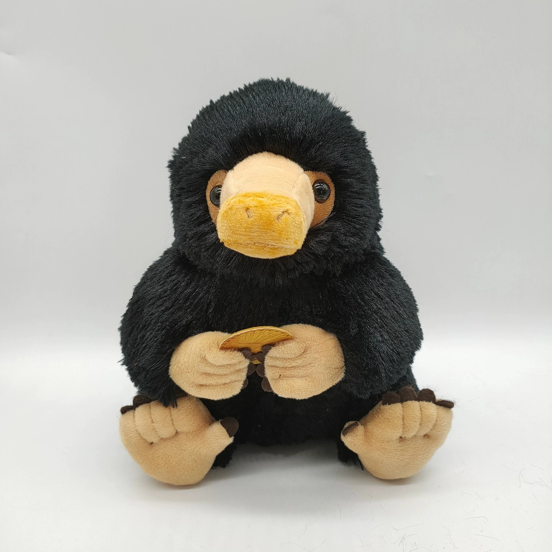 Peluche Niffleur des Animaux Fantastiques - 23 cm de hauteur, 152 g. Adorable peluche, créature magique à collectionner pour les fans. 1