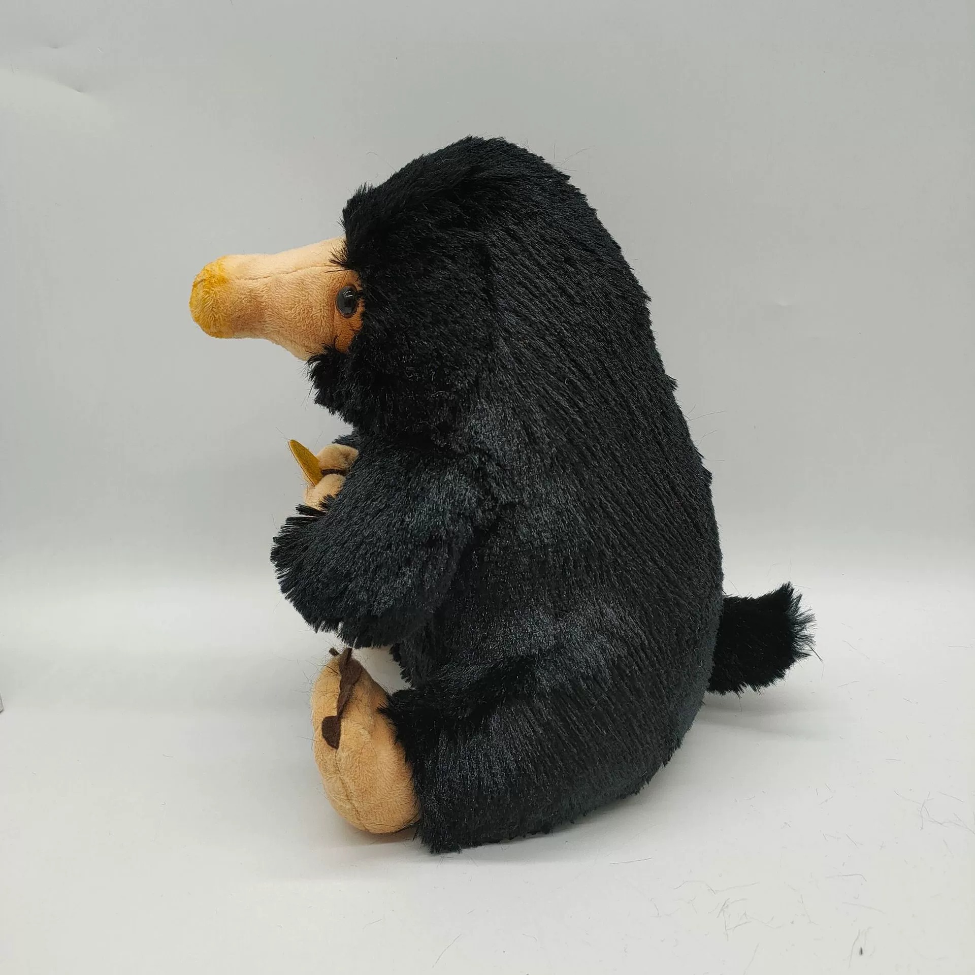 Peluche Niffleur des Animaux Fantastiques - 23 cm de hauteur, 152 g. Adorable peluche, créature magique à collectionner pour les fans. 14