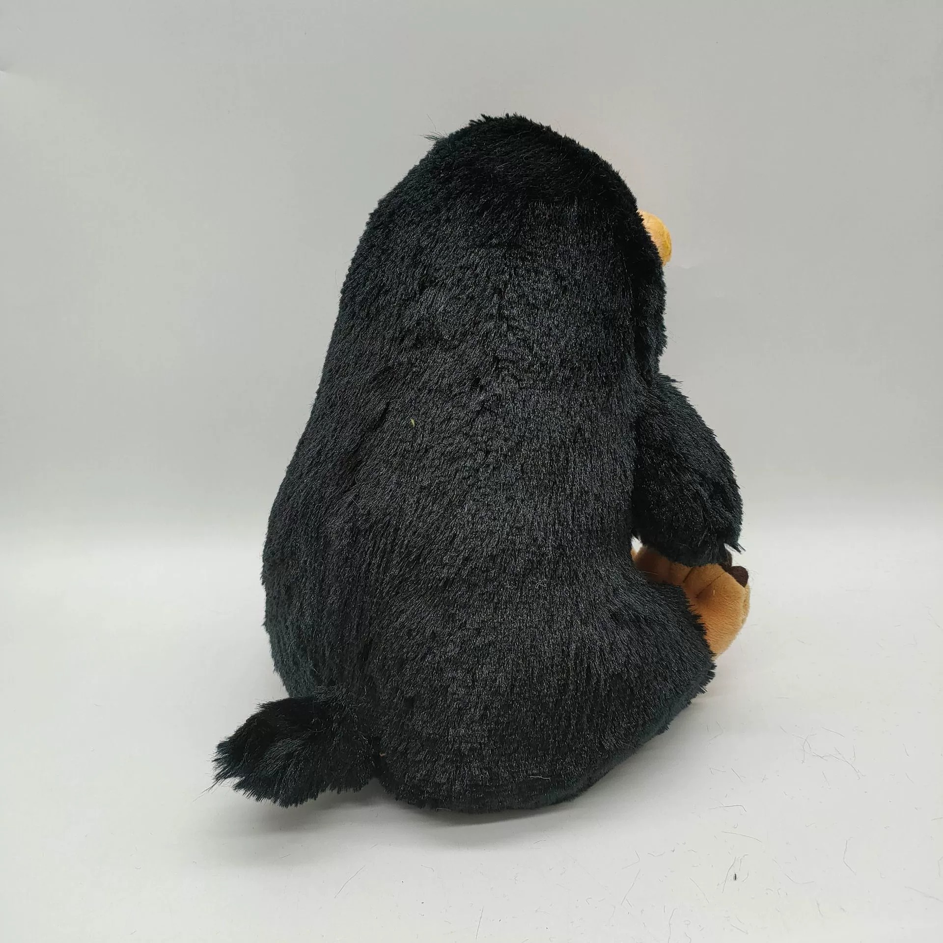 Peluche Niffleur des Animaux Fantastiques - 23 cm de hauteur, 152 g. Adorable peluche, créature magique à collectionner pour les fans. 13