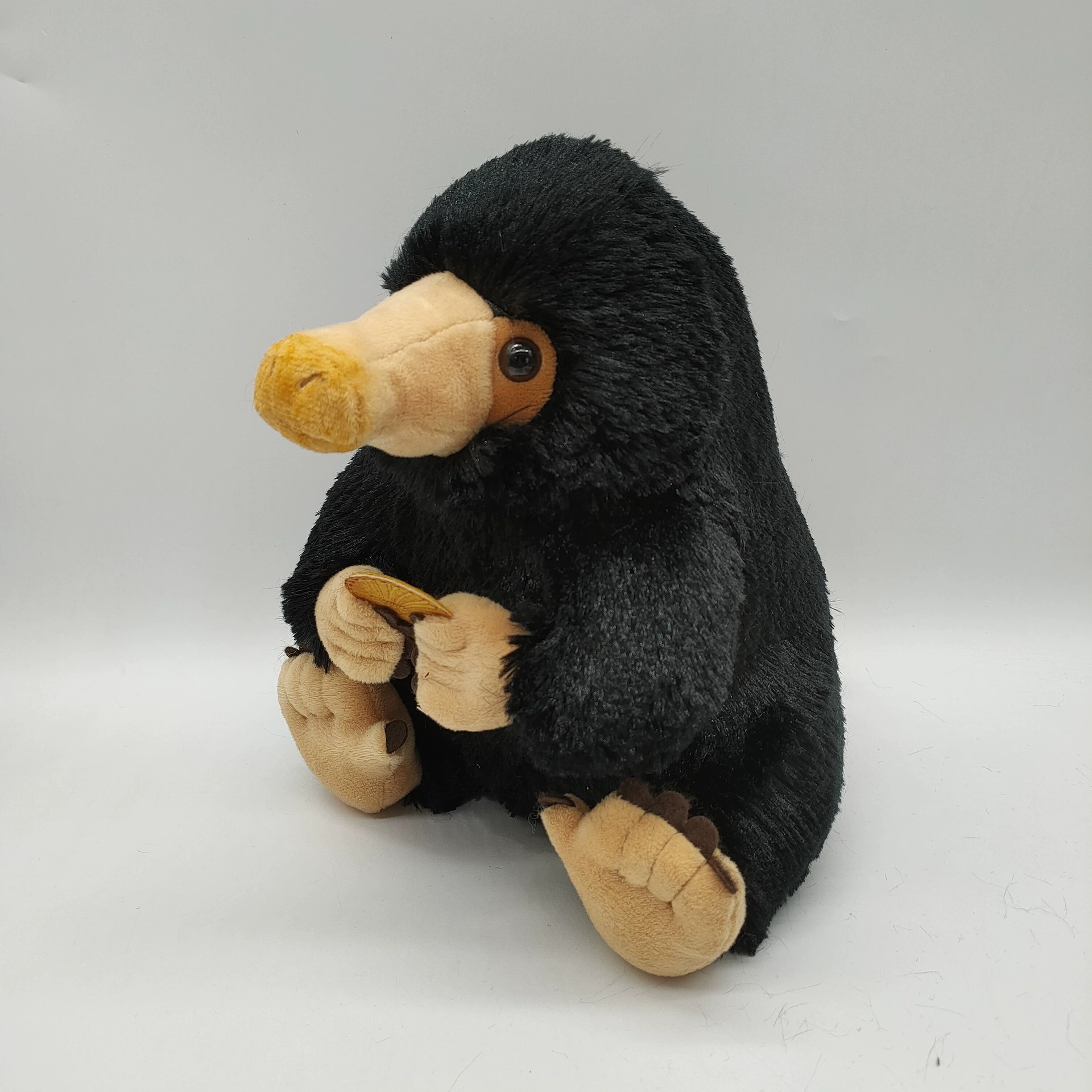 Peluche Niffleur des Animaux Fantastiques - 23 cm de hauteur, 152 g. Adorable peluche, créature magique à collectionner pour les fans. 15