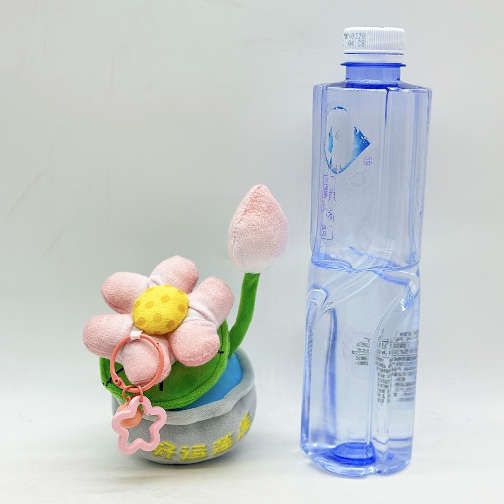 Porte-clés mignon en forme de pot de lotus en peluche - Breloque « Lotus porte-bonheur », pendentif plante douce en peluche de 14 cm avec anneau porte-clés, 50 g. 18