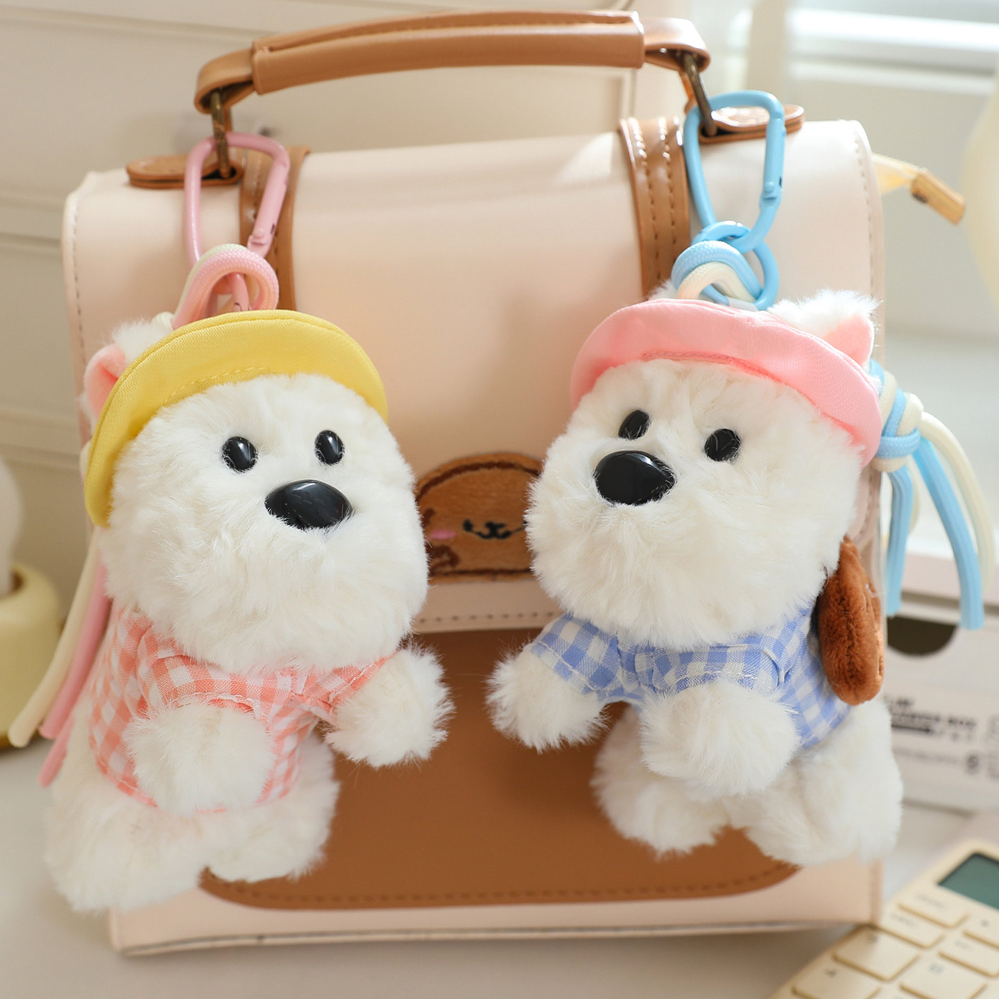 Porte-clés mignon avec une peluche West Highland White Terrier en forme de poupée de maternelle pour un adorable ensemble 11