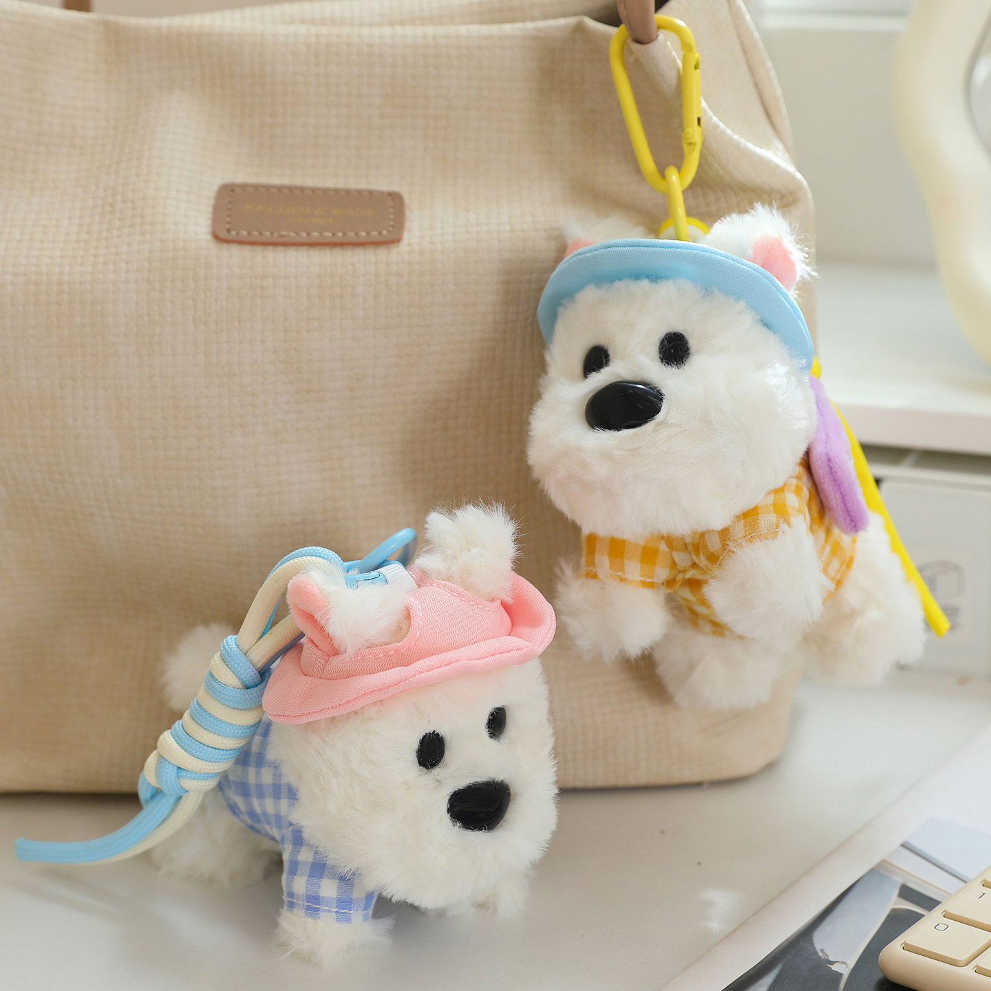 Porte-clés mignon avec une peluche West Highland White Terrier en forme de poupée de maternelle pour un adorable ensemble 15