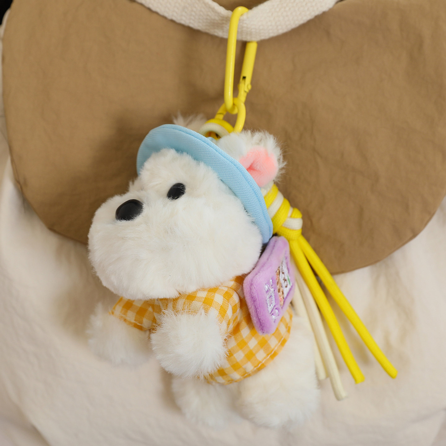 Porte-clés mignon avec une peluche West Highland White Terrier en forme de poupée de maternelle pour un adorable ensemble 16