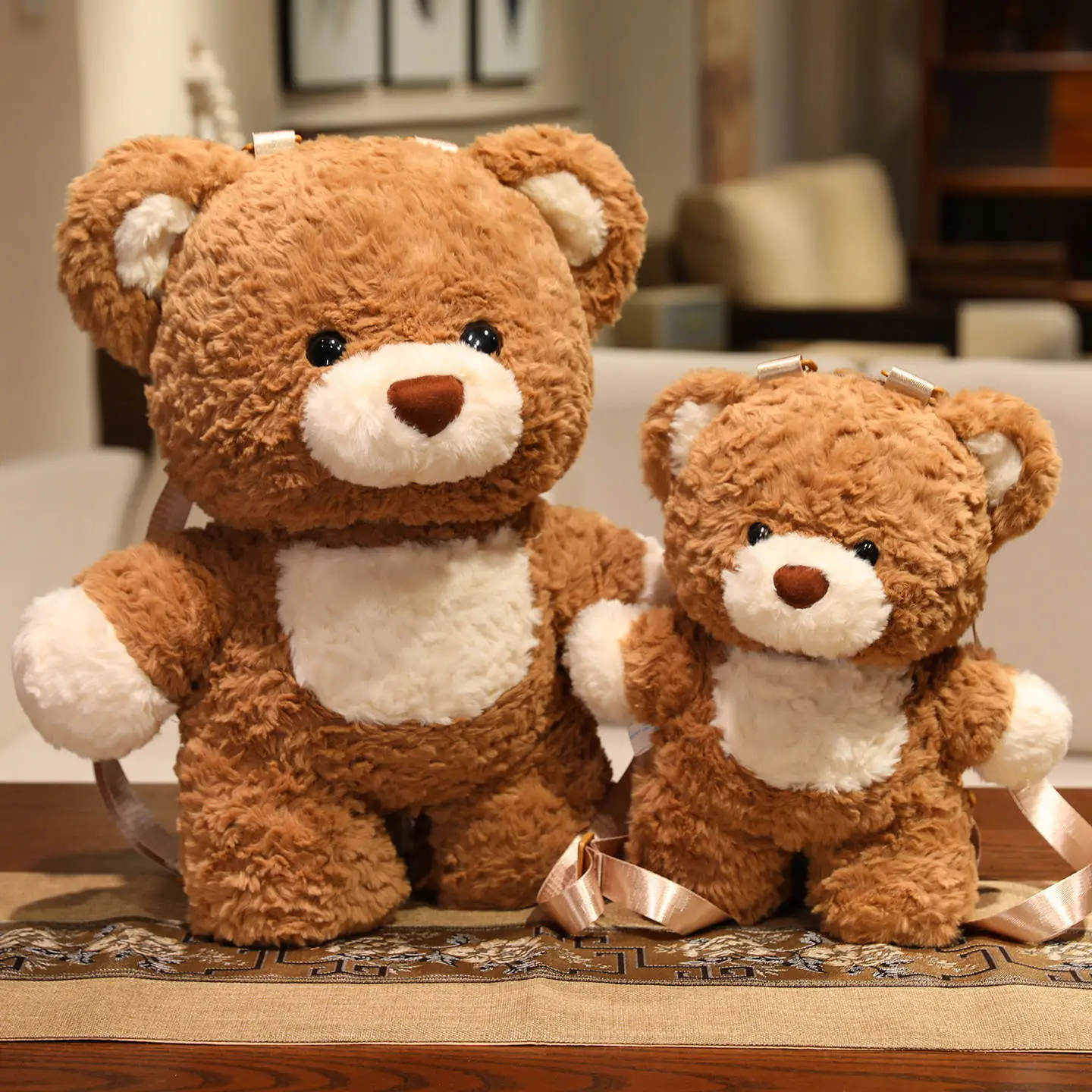 La mochila de peluche con forma de oso tiene un diseño adorable. Es imprescindible para viajar y un accesorio llamativo. 1