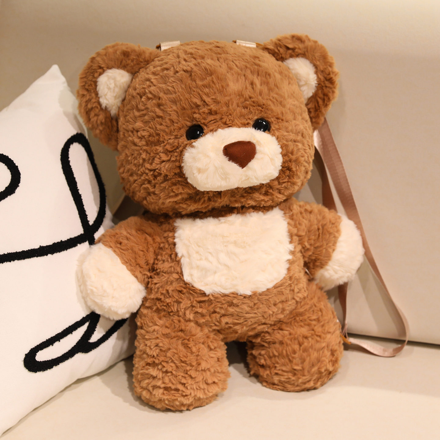 La mochila de peluche con forma de oso tiene un diseño adorable. Es imprescindible para viajar y un accesorio llamativo. 14