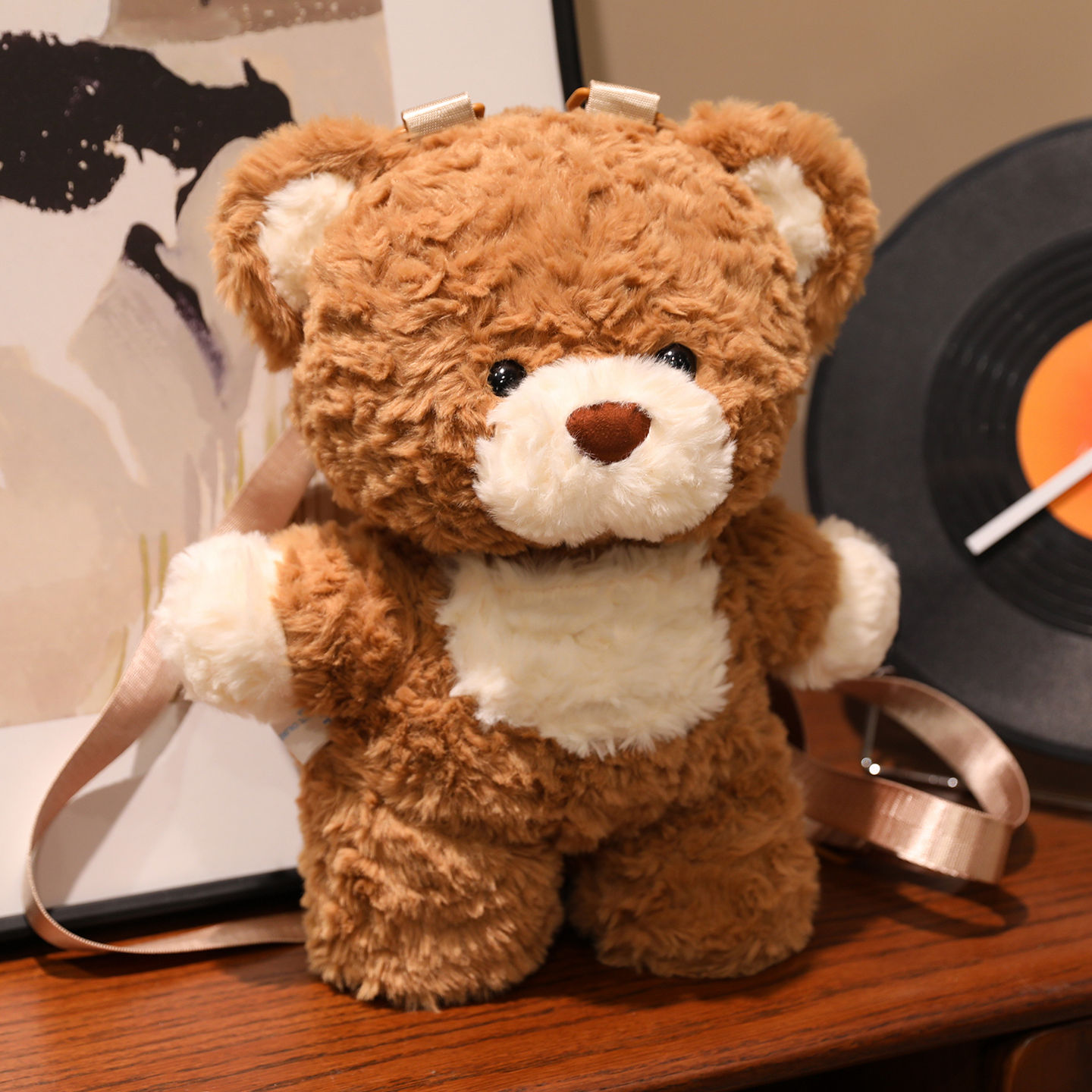 La mochila de peluche con forma de oso tiene un diseño adorable. Es imprescindible para viajar y un accesorio llamativo. 13