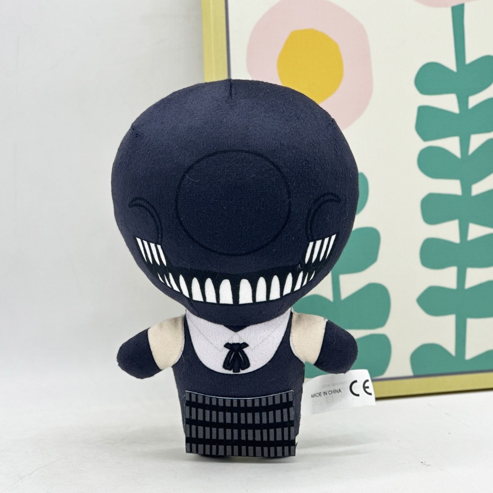 Peluche de motosierra Rezi de 20 cm, personaje espeluznante de la serie Dark, figura negra con dientes afilados y uniforme. 10