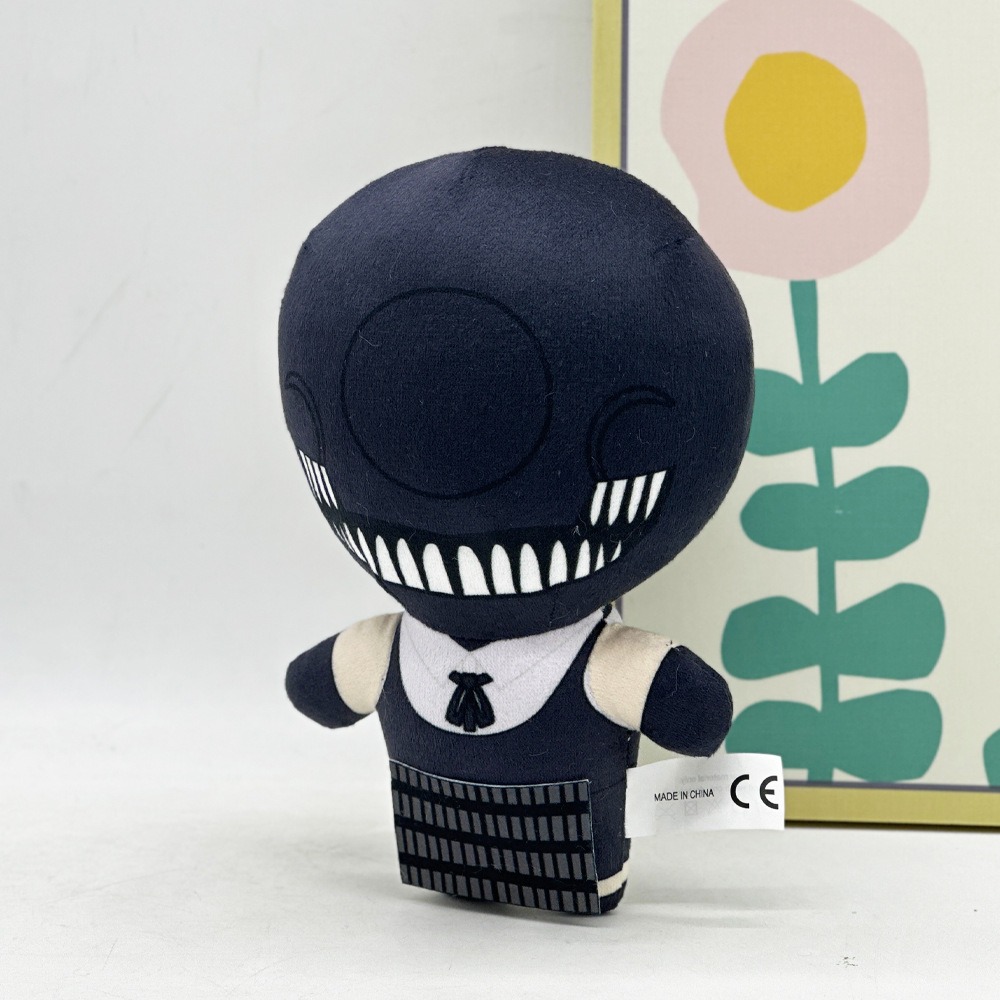 Peluche de motosierra Rezi de 20 cm, personaje espeluznante de la serie Dark, figura negra con dientes afilados y uniforme. 11