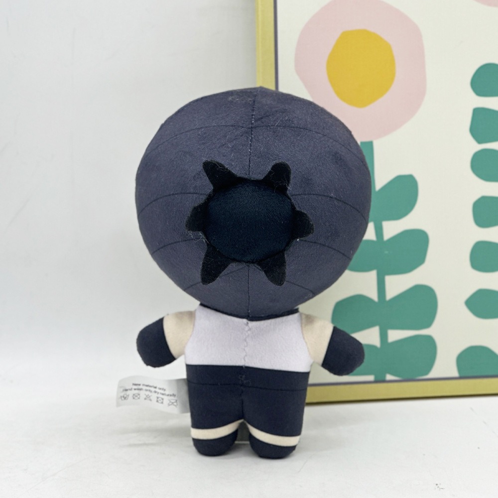 Peluche de motosierra Rezi de 20 cm, personaje espeluznante de la serie Dark, figura negra con dientes afilados y uniforme. 13