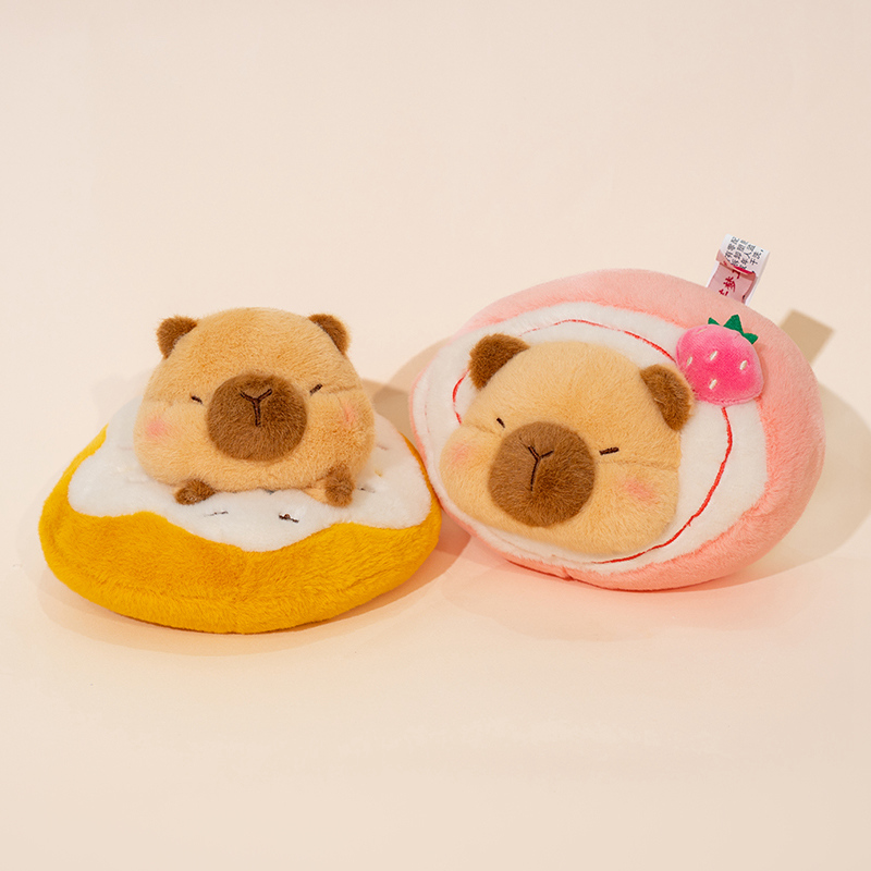 Peluche Capybara sur le thème des desserts - Adorable peluche capybara avec un motif de dessert sucré, corps doux et moelleux pour occuper les animaux. 15