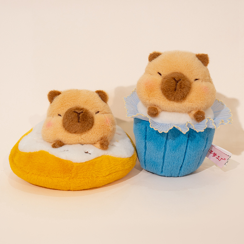 Peluche Capybara sur le thème des desserts - Adorable peluche capybara avec un motif de dessert sucré, corps doux et moelleux pour occuper les animaux. 16