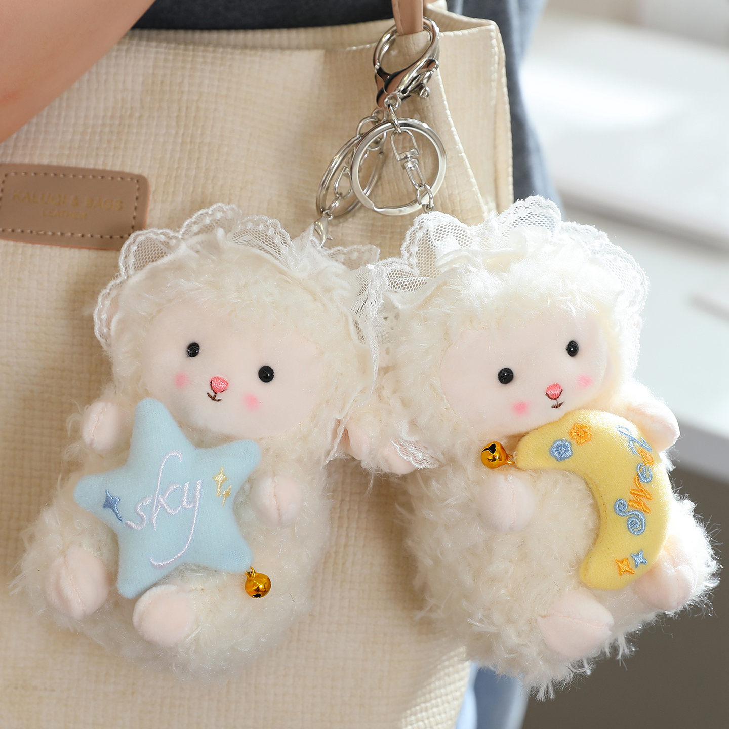 Adorable colgante de peluche de lana con forma de corazón: un bonito y suave colgante para bolsos y llaves. 16