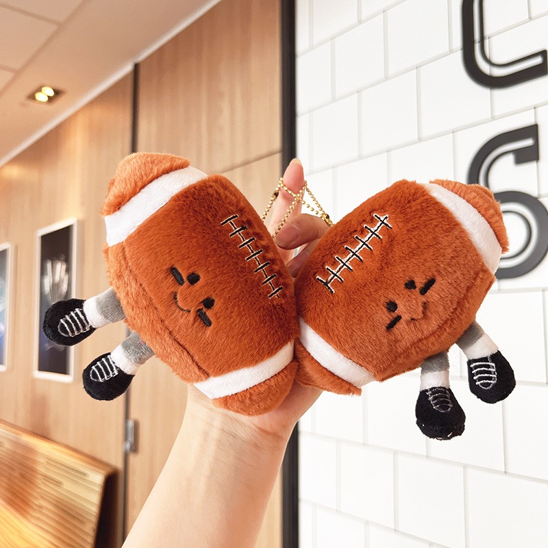 Lindo llavero de peluche de fútbol con patas - Adorables deportes - Abalorio para bolso temático 10