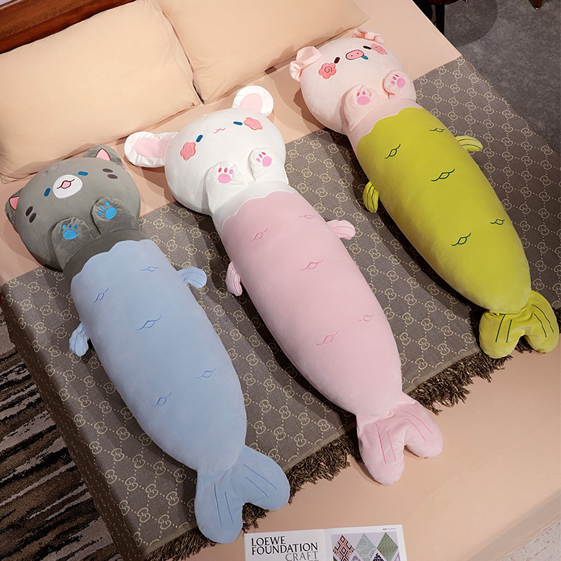 Diseño creativo de almohadas largas de peluche con forma de cola de sirena. Estos adorables animales son un cálido hogar. 13