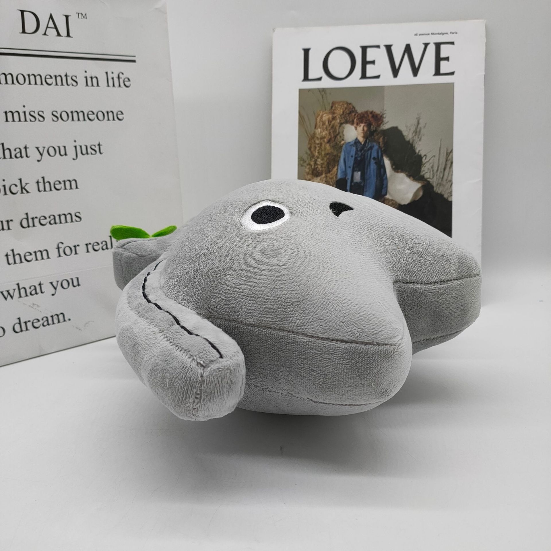 Peluche Koco Sad Sprout de Sonic Frontiers de 26 cm: adorable planta gris de 26 cm con hojas, suave almohada kawaii. 16