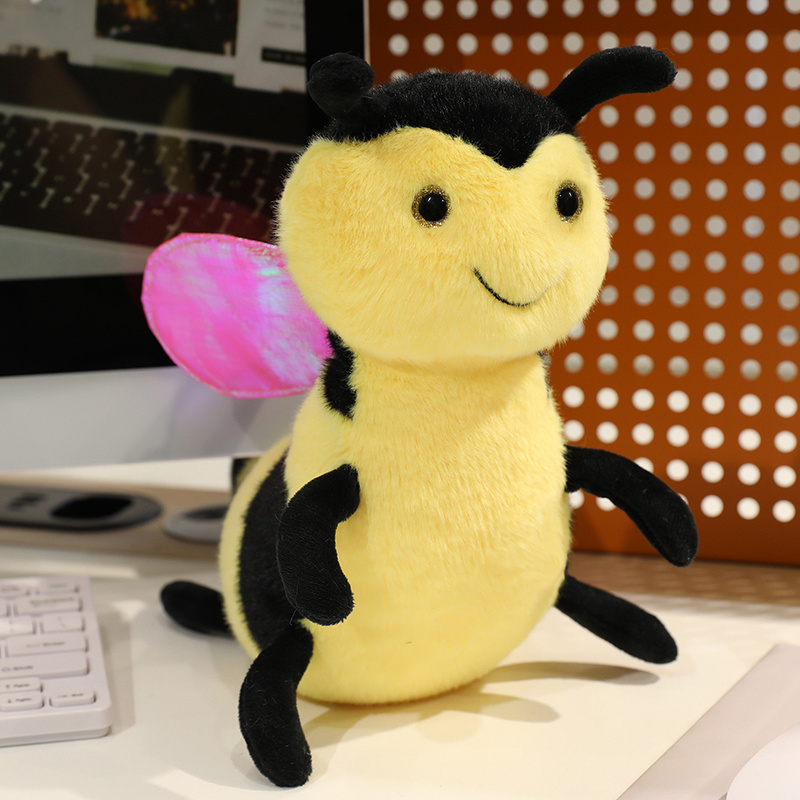 Conception créative d'une petite peluche abeille, un adorable animal ailé comme cadeau de compagnie pour les enfants. 12
