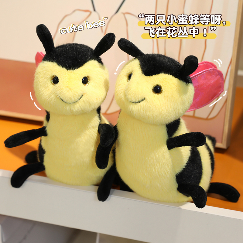 Conception créative d'une petite peluche abeille, un adorable animal ailé comme cadeau de compagnie pour les enfants. 11