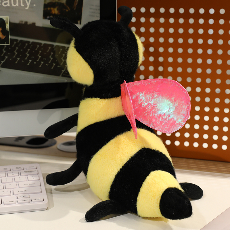 Conception créative d'une petite peluche abeille, un adorable animal ailé comme cadeau de compagnie pour les enfants. 13