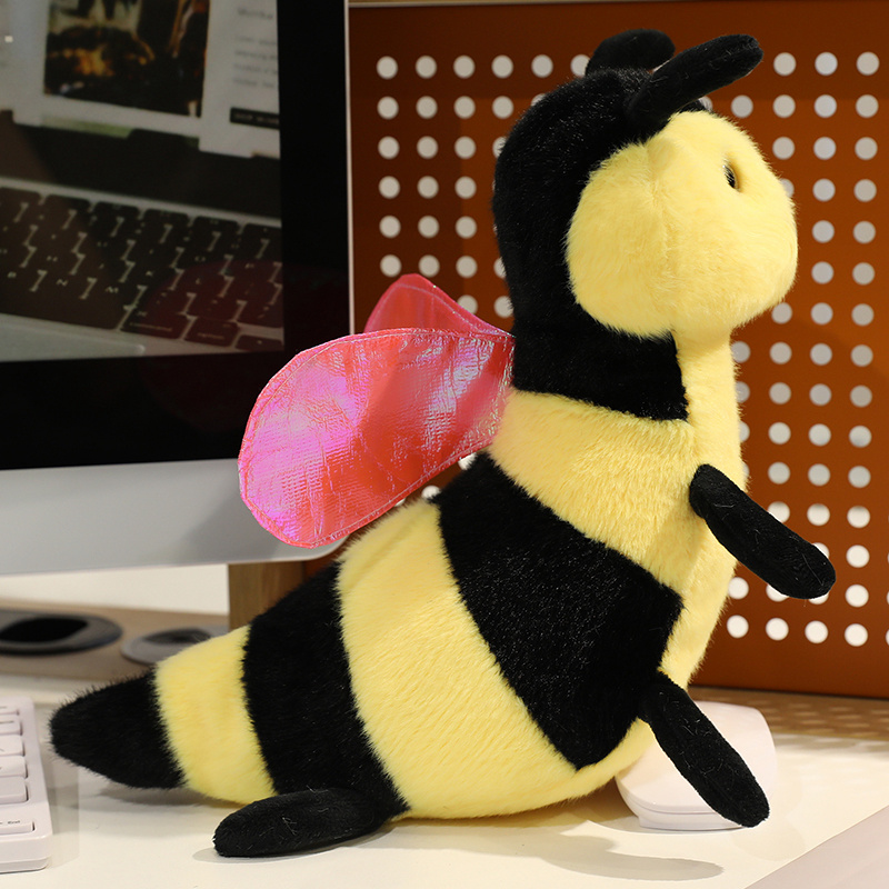 Conception créative d'une petite peluche abeille, un adorable animal ailé comme cadeau de compagnie pour les enfants. 15