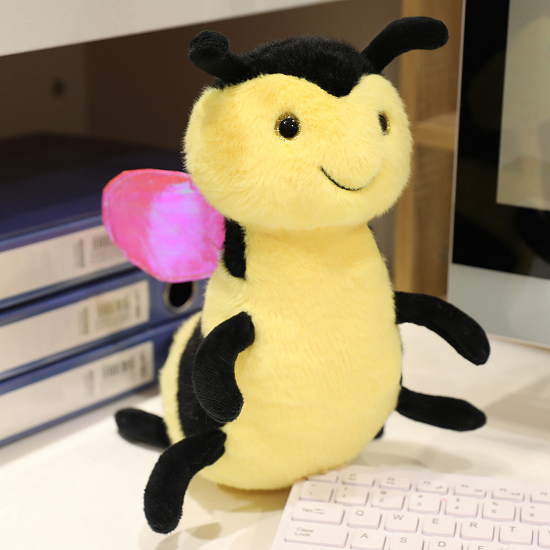 Conception créative d'une petite peluche abeille, un adorable animal ailé comme cadeau de compagnie pour les enfants. 14