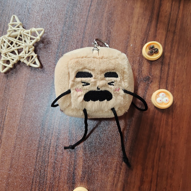 Venta al por mayor, superventas, bonito colgante de Toufu, muñeco de peluche para coche, llavero de peluche, accesorio colgante para mochila. 17