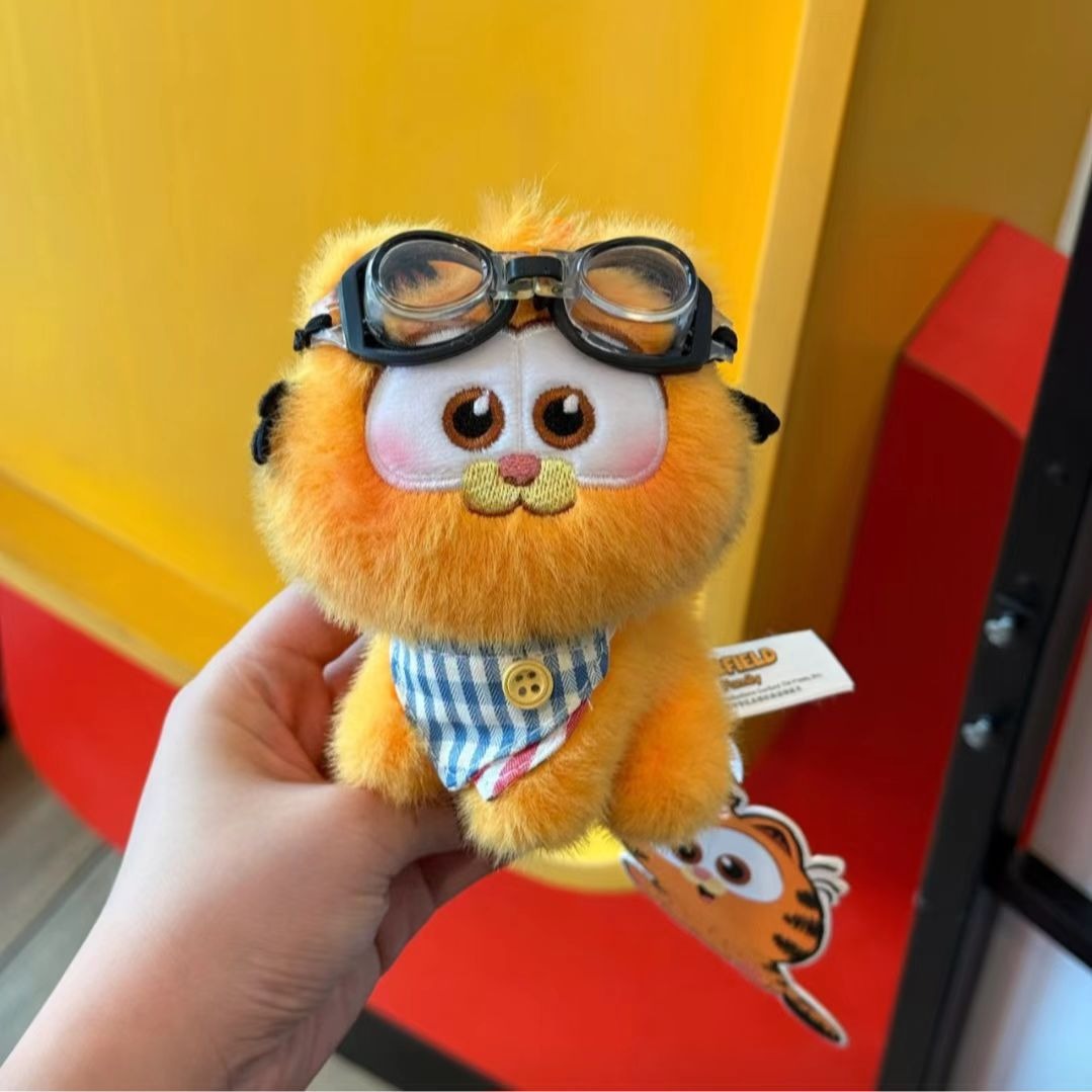 2025 Vente en gros 10 cm Nouveau pendentif de sac à main populaire Garfield, le chat chef cuisinier, porte-clés mignon 16