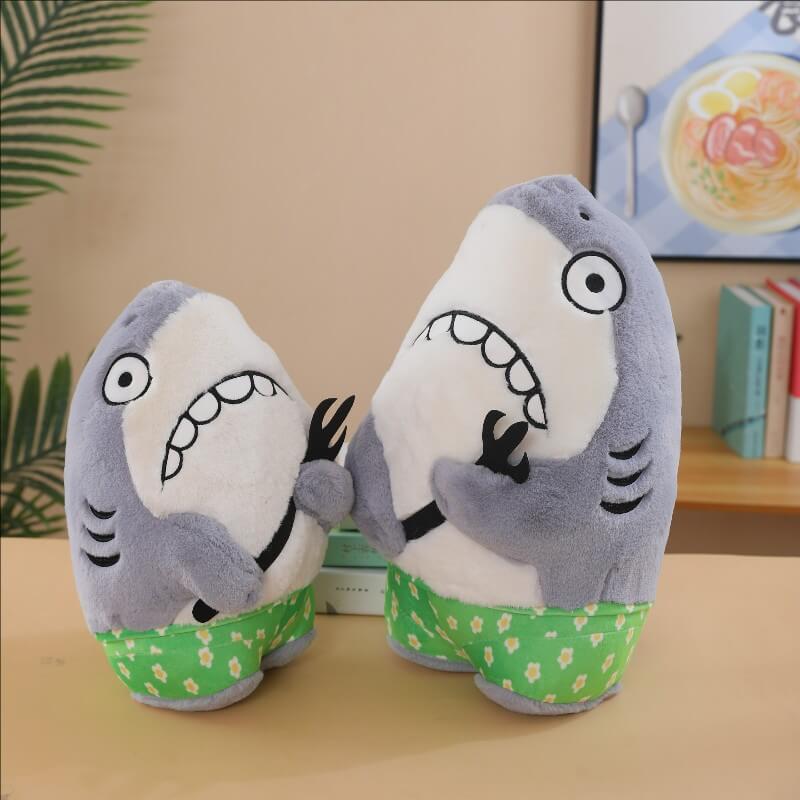 Petit requin en peluche rigolo avec fourchette, à petit prix de gros, idéal pour une fête d'anniversaire ou comme cadeau amusant. 13